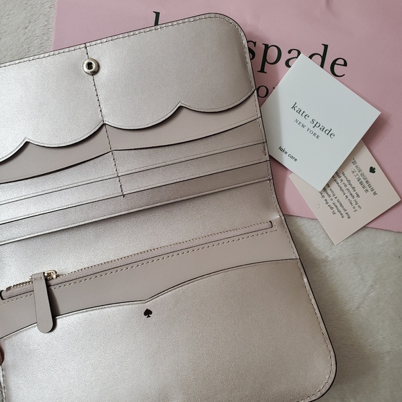 kate spade Handbags - 🔥🔥SALE🔥🔥Kate spade bifold wallet
